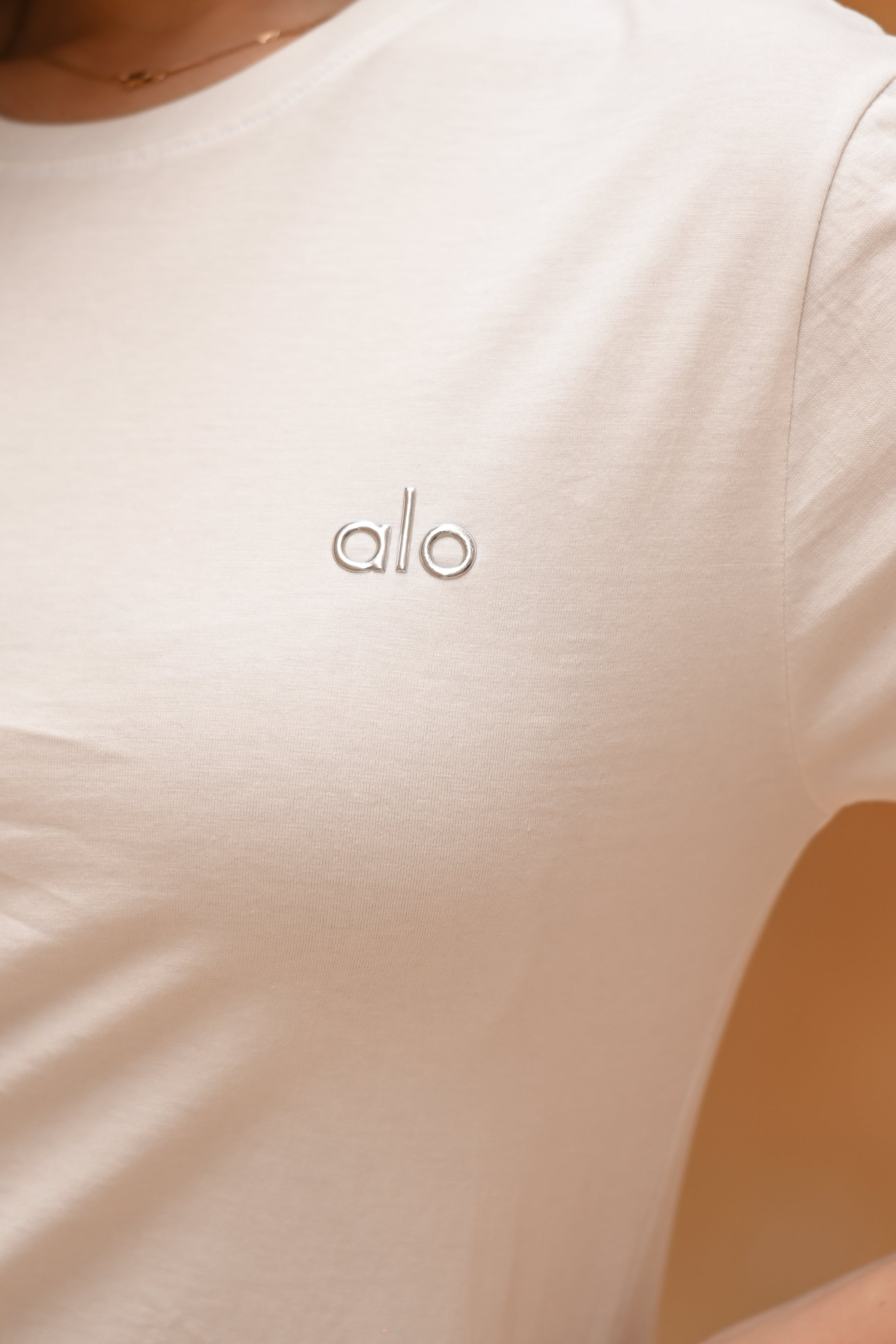 Alo Yoga Micro Metal Logo T-Shirt