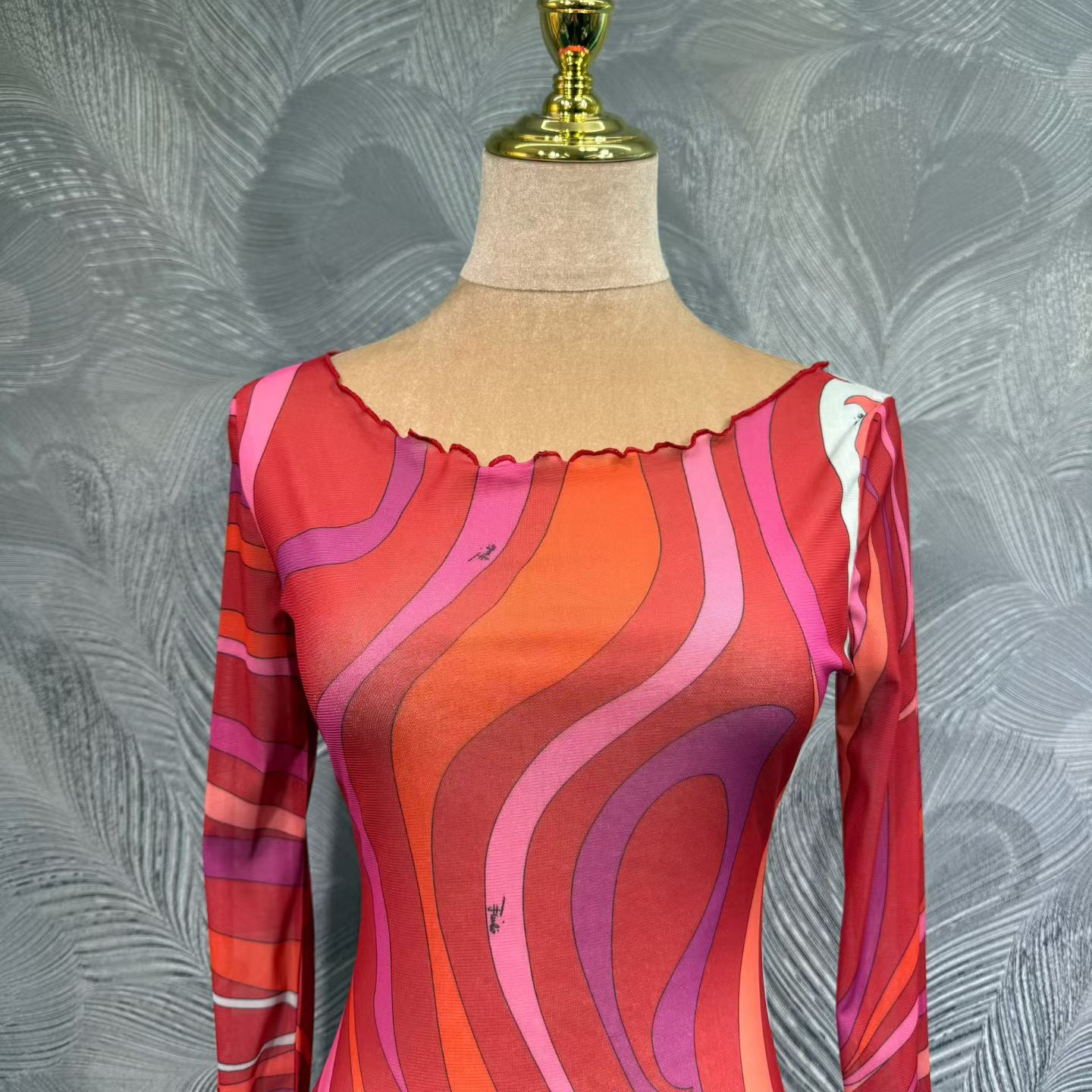 Vibrant Retro Wave Lettuce-Edge Top